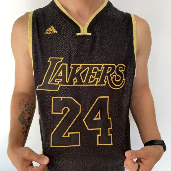 Camiseta Regata Basquete NBA Los Angeles Lakers Preta Mamba Negra - Black Mamba - 24 Kobe Bryant - 5x - Edição Comemorativa - Preta Dourada - Fios de Ouro - Adidas - Imagem 6