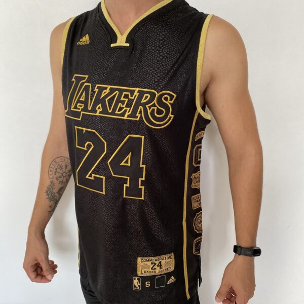 Camiseta Regata Basquete NBA Los Angeles Lakers Preta Mamba Negra - Black Mamba - 24 Kobe Bryant - 5x - Edição Comemorativa - Preta Dourada - Fios de Ouro - Adidas - Imagem 8