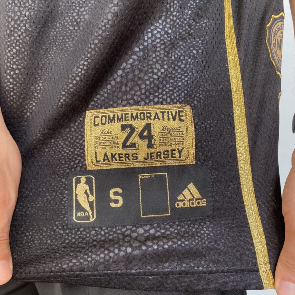 Camiseta Regata Basquete NBA Los Angeles Lakers Preta Mamba Negra - Black Mamba - 24 Kobe Bryant - 5x - Edição Comemorativa - Preta Dourada - Fios de Ouro - Adidas - Imagem 12