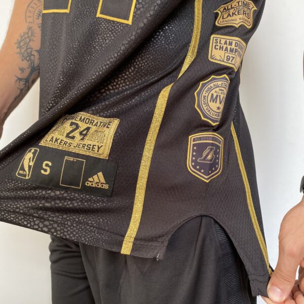 Camiseta Regata Basquete NBA Los Angeles Lakers Preta Mamba Negra - Black Mamba - 24 Kobe Bryant - 5x - Edição Comemorativa - Preta Dourada - Fios de Ouro - Adidas - Imagem 13