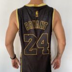 Camiseta Regata Basquete NBA Los Angeles Lakers Preta Mamba Negra - Black Mamba - 24 Kobe Bryant - 5x - Edição Comemorativa - Preta Dourada - Fios de Ouro - Adidas - Imagem 14