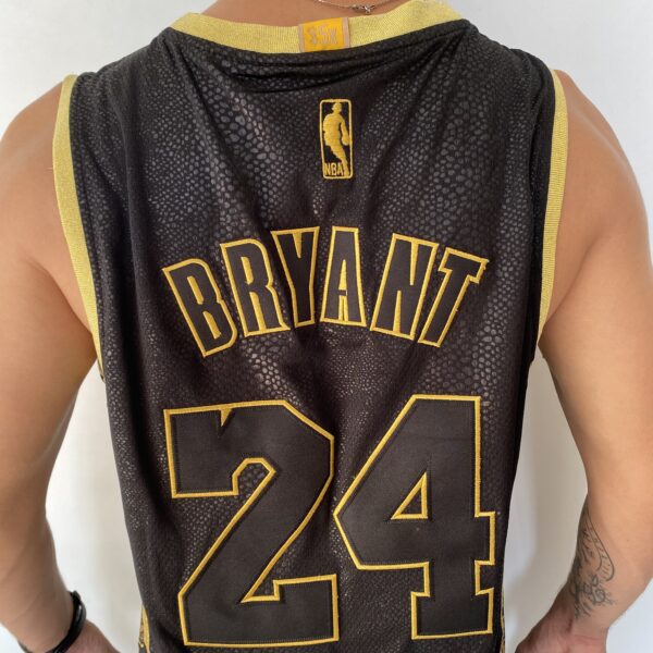 Camiseta Regata Basquete NBA Los Angeles Lakers Preta Mamba Negra - Black Mamba - 24 Kobe Bryant - 5x - Edição Comemorativa - Preta Dourada - Fios de Ouro - Adidas - Imagem 17