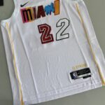 Camiseta Regata Basquete NBA Swingman Miami Heat Butler 22 City Edition Branca Colorida 2023 Nike - Imagem 17