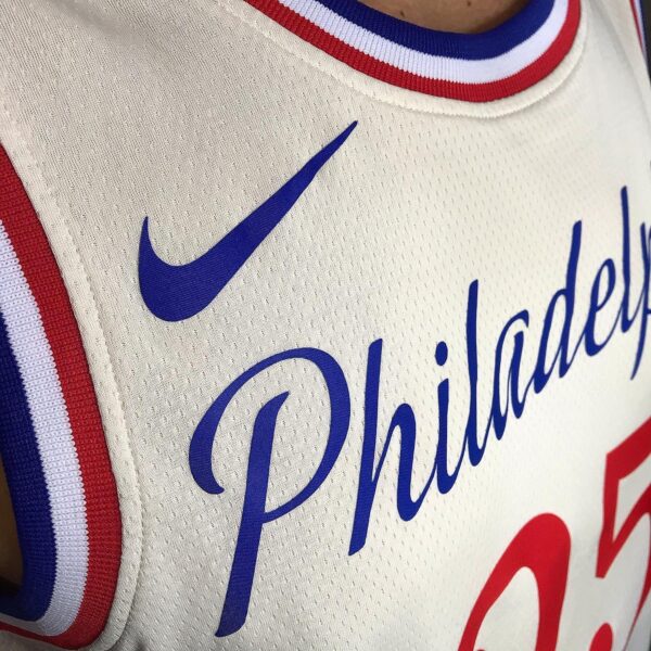 Camiseta Regata NBA Swingman Philadelphia 76ers Simmons 25 City Edition Creme 20-21 Nike - Imagem 5