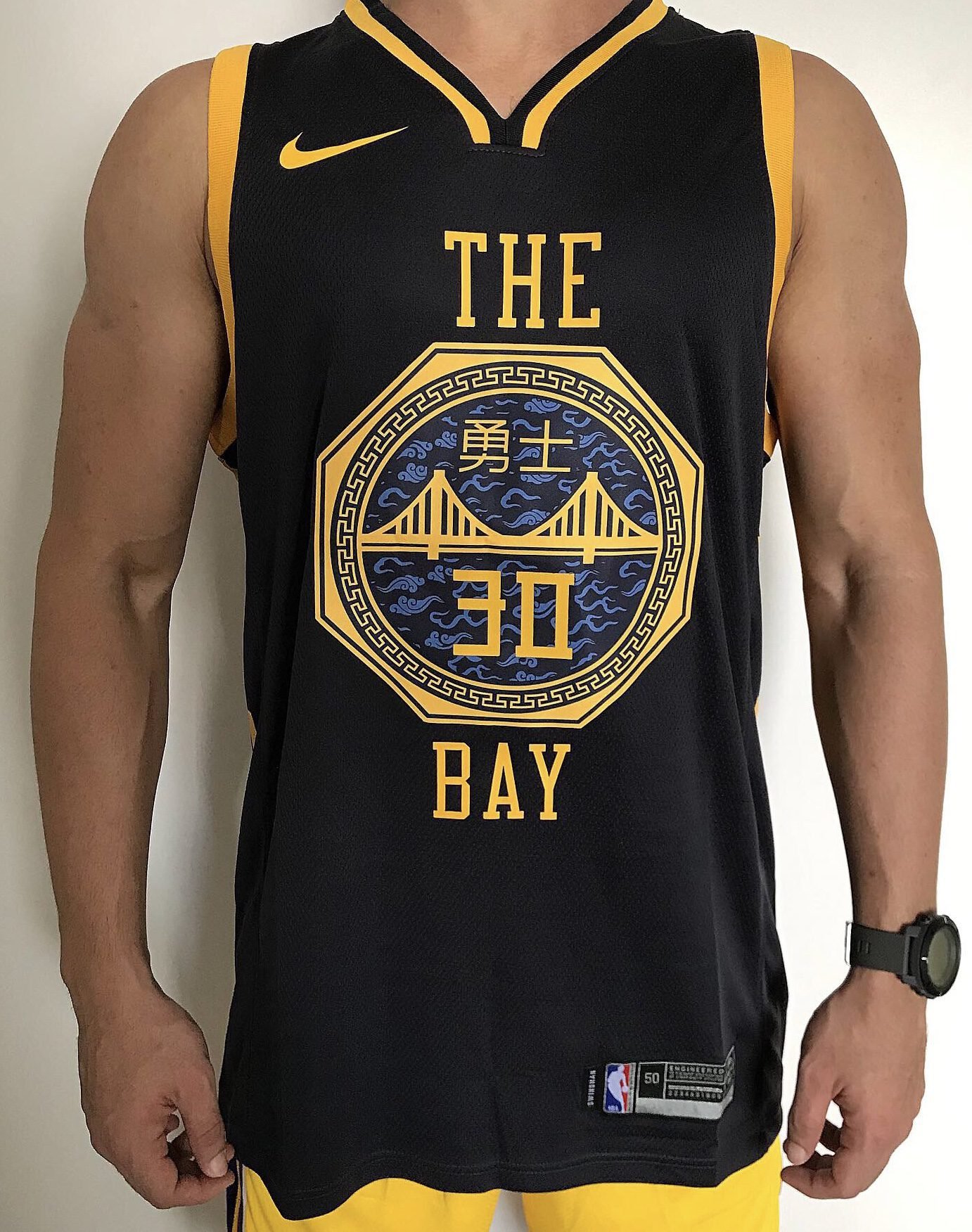 67F3C382-E4A9-4CBD-8961-94954EC6A9C5 Camiseta Regata NBA Swingman Golden States Warriors The Town Bay 30 Curry City Edition 2021 Nike - Imagem 1