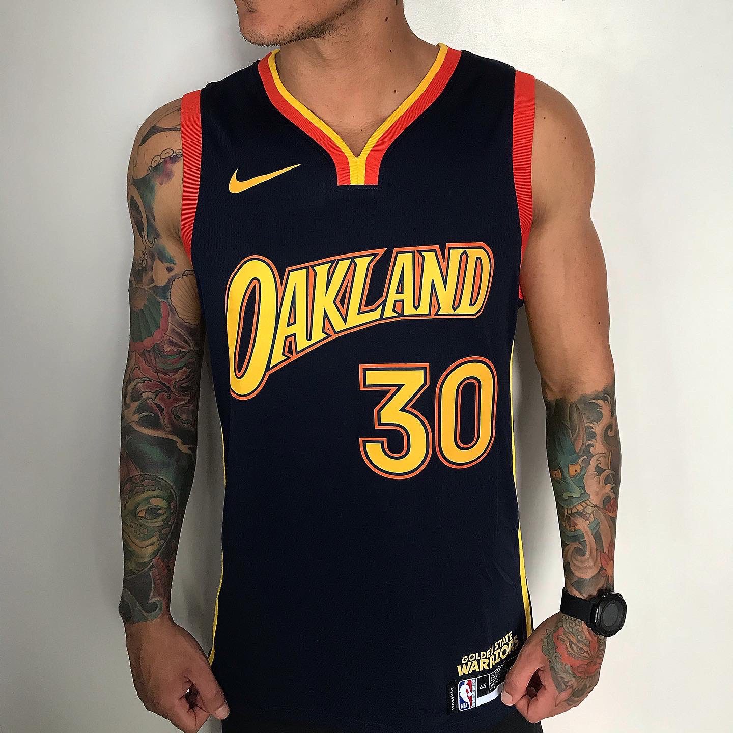 B9EA2203-9E1E-4A2E-A358-27CB450C1592 Camiseta Regata NBA Swingman Golden States Warriors Oakland Curry 30 City Edition Preta 2021 Nike - Imagem 1