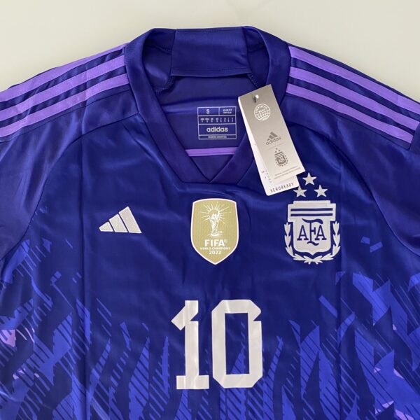 Camisa Seleção Argentina Away - Campeão Mundial - (2) Patch Copa do Mundo Catar - 3 Estrelas - Messi 10 - 2023 Adidas - Versão Torcedor - Imagem 2