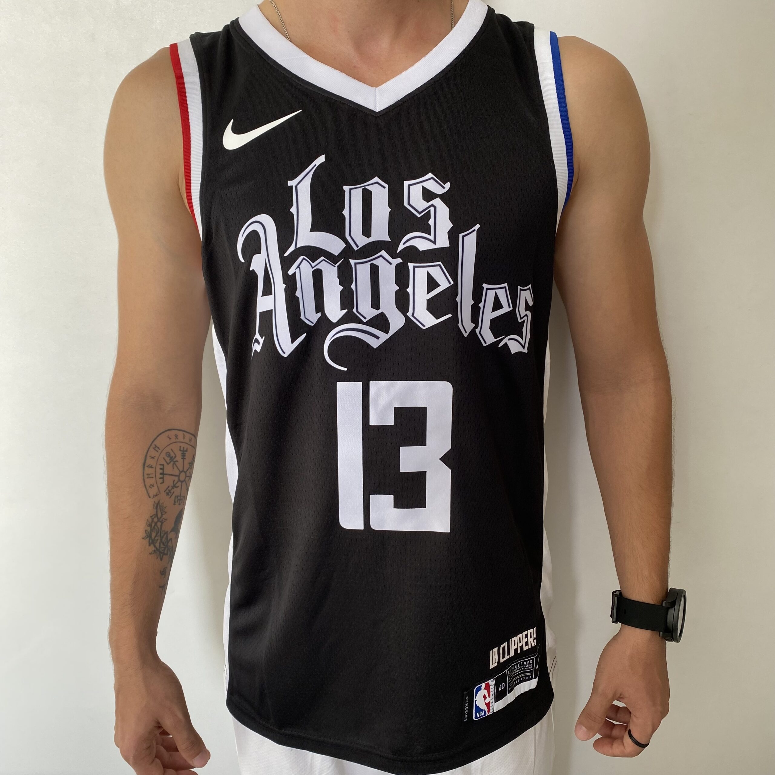 2023-04-20 15.34.46 Camiseta Regata NBA Swingman Los Angeles Clippers Paul George 13 City Edition 2021 Preta Colorida Nike - Imagem 1