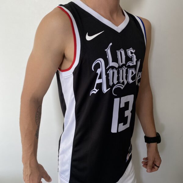 Camiseta Regata NBA Swingman Los Angeles Clippers Paul George 13 City Edition 2021 Preta Colorida Nike - Imagem 8