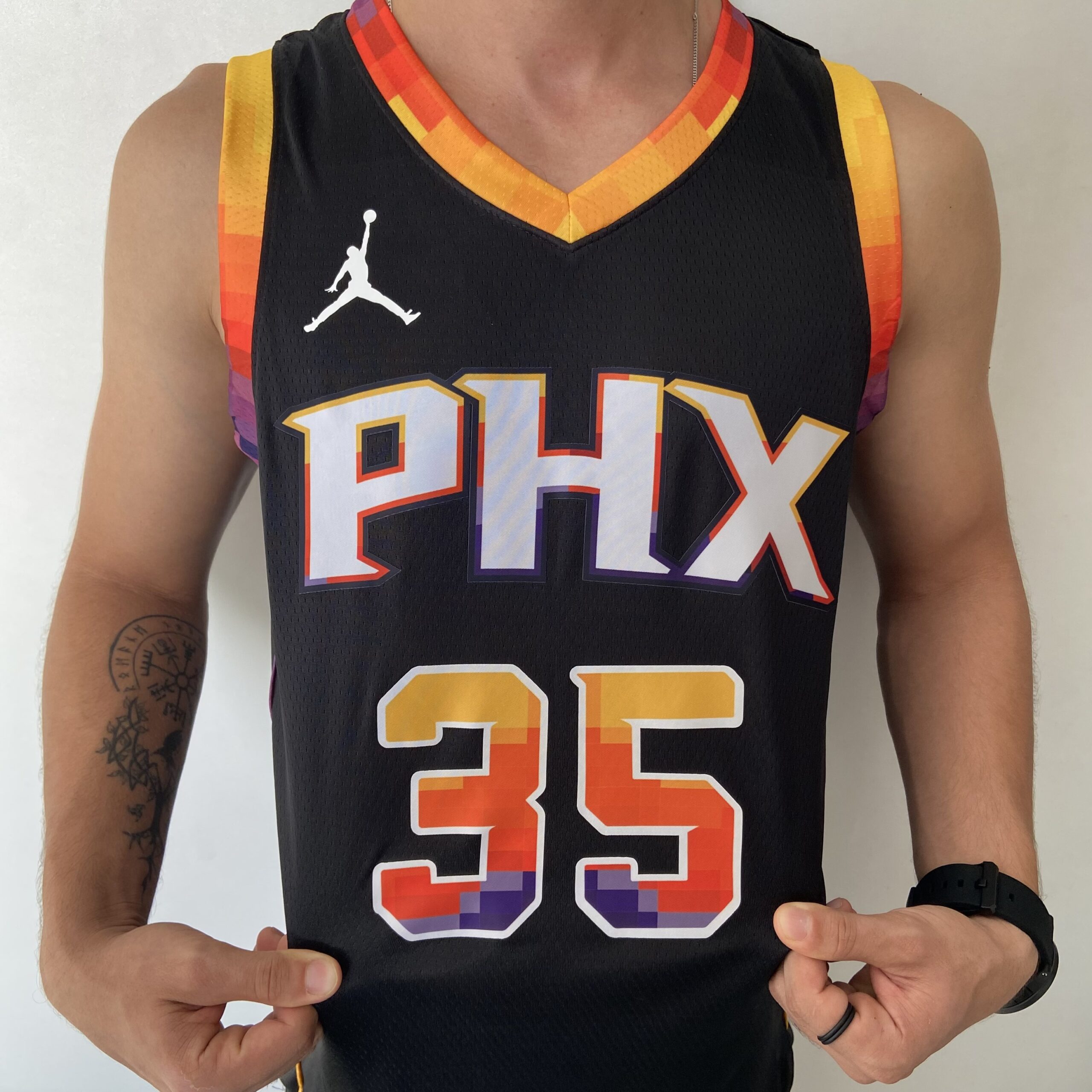 2023-04-20 15.51 (2) Camiseta Regata NBA Swingman Phoenix Suns Kevin Durant 7 Statement Edition Preta Colorida 2023 Nike - Imagem 1