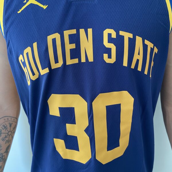 Camiseta Regata NBA Swingman Golden State Warriors Curry 30 Statement Edition Azul 2023 Jordan - Imagem 3
