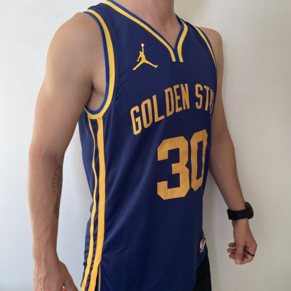 Camiseta Regata NBA Swingman Golden State Warriors Curry 30 Statement Edition Azul 2023 Jordan - Imagem 8