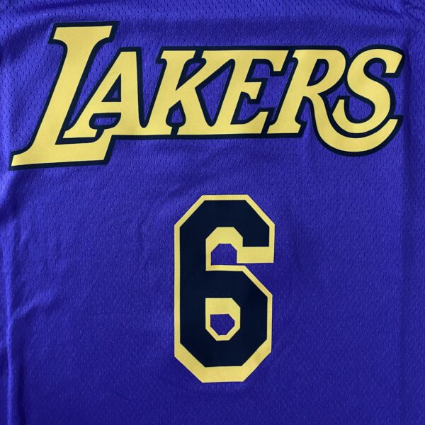 Camiseta Regata Basquete NBA Swingman Los Angeles Lakers LeBron James 6 Statement Edition Roxa 2023 Jordan - Imagem 17
