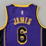 Camiseta Regata Basquete NBA Swingman Los Angeles Lakers LeBron James 6 Statement Edition Roxa 2023 Jordan - Imagem 21