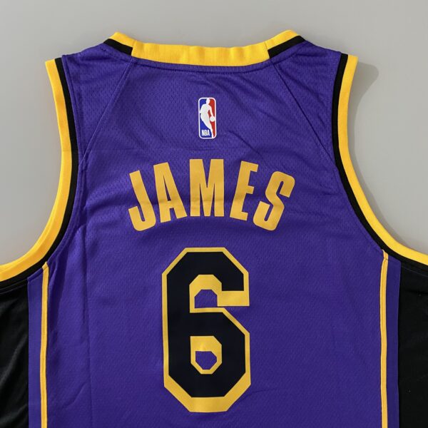 Camiseta Regata Basquete NBA Swingman Los Angeles Lakers LeBron James 6 Statement Edition Roxa 2023 Jordan - Imagem 21
