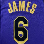 Camiseta Regata Basquete NBA Swingman Los Angeles Lakers LeBron James 6 Statement Edition Roxa 2023 Jordan - Imagem 23