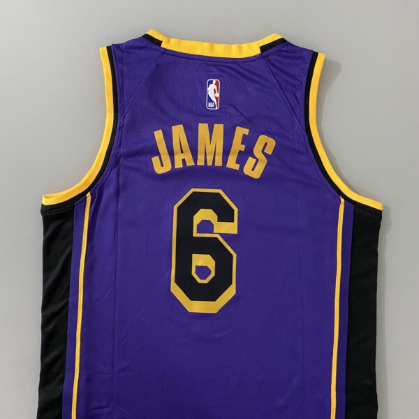 Camiseta Regata Basquete NBA Swingman Los Angeles Lakers LeBron James 6 Statement Edition Roxa 2023 Jordan - Imagem 20