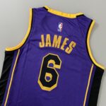 Camiseta Regata Basquete NBA Swingman Los Angeles Lakers LeBron James 6 Statement Edition Roxa 2023 Jordan - Imagem 22