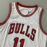 Camiseta Regata NBA Chicago Bulls DeMar DeRozan 11 Association Edition Branca 2022 Nike - Imagem 17
