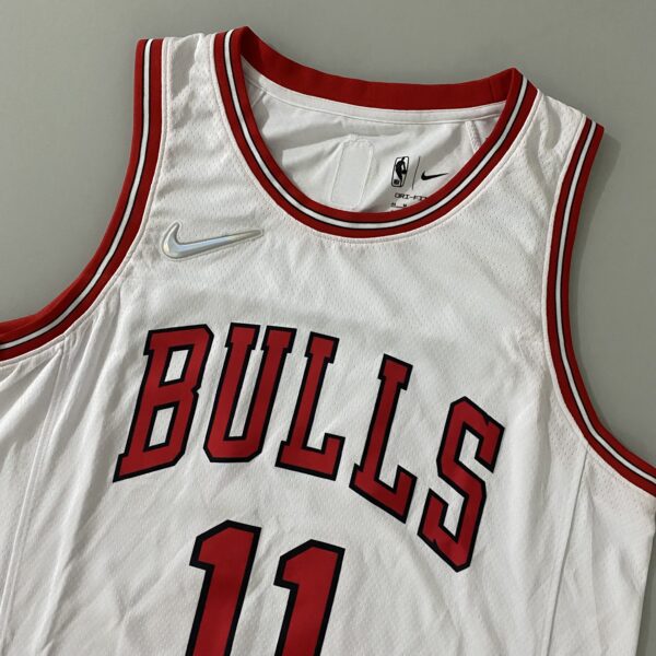 Camiseta Regata NBA Chicago Bulls DeMar DeRozan 11 Association Edition Branca 2022 Nike - Imagem 17