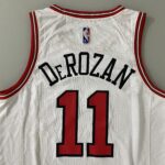 Camiseta Regata NBA Chicago Bulls DeMar DeRozan 11 Association Edition Branca 2022 Nike - Imagem 18