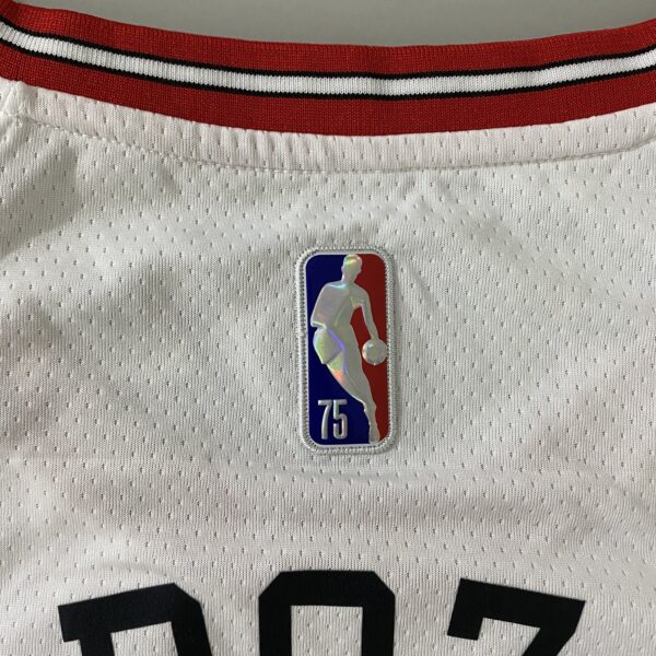 Camiseta Regata NBA Chicago Bulls DeMar DeRozan 11 Association Edition Branca 2022 Nike - Imagem 19