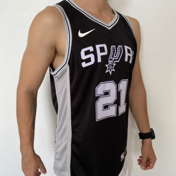 Camiseta Regata NBA Swingman San Antonio Spurs - Tim Duncan 21 - Icon Edition Preta Nike - Imagem 7