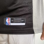 Camiseta Regata NBA Swingman San Antonio Spurs - Tim Duncan 21 - Icon Edition Preta Nike - Imagem 8