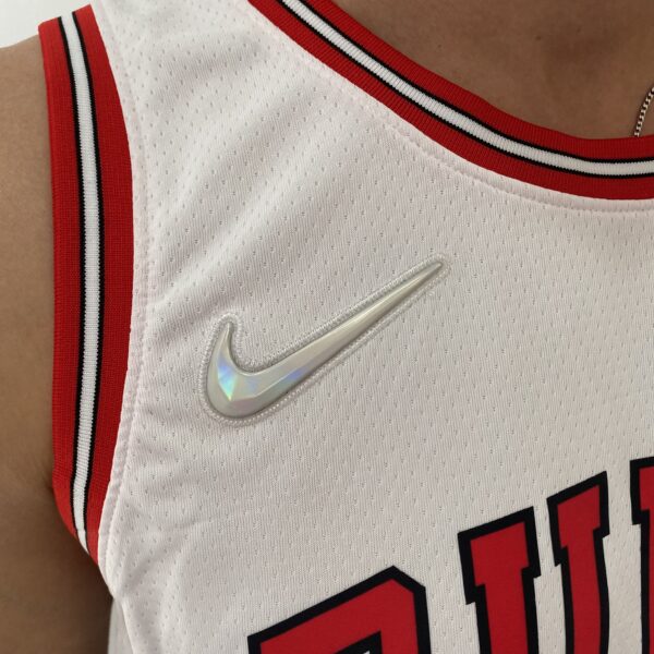 Camiseta Regata NBA Chicago Bulls DeMar DeRozan 11 Association Edition Branca 2022 Nike - Imagem 4
