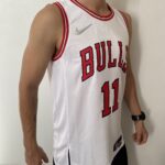 Camiseta Regata NBA Chicago Bulls DeMar DeRozan 11 Association Edition Branca 2022 Nike - Imagem 6