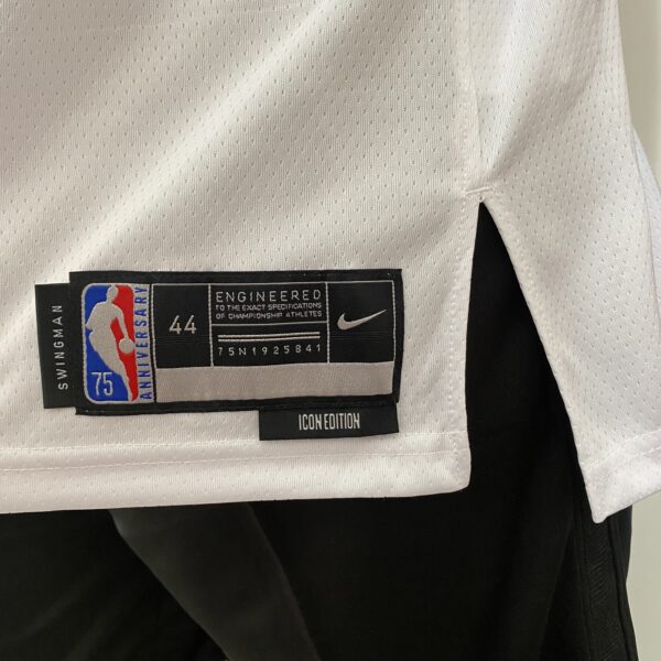 Camiseta Regata NBA Chicago Bulls DeMar DeRozan 11 Association Edition Branca 2022 Nike - Imagem 7