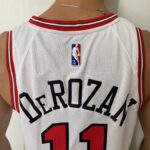 Camiseta Regata NBA Chicago Bulls DeMar DeRozan 11 Association Edition Branca 2022 Nike - Imagem 11