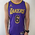 Camiseta Regata Basquete NBA Swingman Los Angeles Lakers LeBron James 6 Statement Edition Roxa 2023 Jordan
