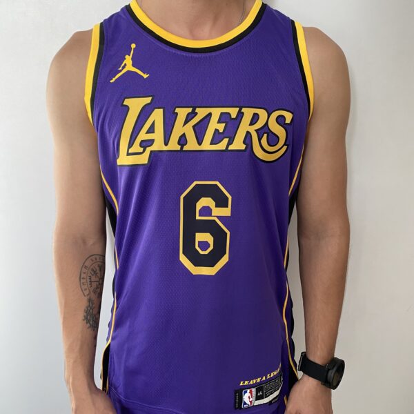 Kit Conjunto Camiseta Regata e Bermuda Short NBA Los Angeles Lakers Statement Edition Roxa 2023 Jordan - Imagem 2