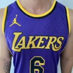 Camiseta Regata Basquete NBA Swingman Los Angeles Lakers LeBron James 6 Statement Edition Roxa 2023 Jordan - Imagem 3