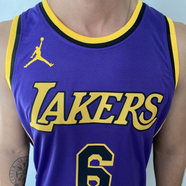 Camiseta Regata Basquete NBA Swingman Los Angeles Lakers LeBron James 6 Statement Edition Roxa 2023 Jordan - Imagem 3