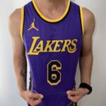 Camiseta Regata Basquete NBA Swingman Los Angeles Lakers LeBron James 6 Statement Edition Roxa 2023 Jordan - Imagem 5