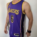 Camiseta Regata Basquete NBA Swingman Los Angeles Lakers LeBron James 6 Statement Edition Roxa 2023 Jordan - Imagem 6