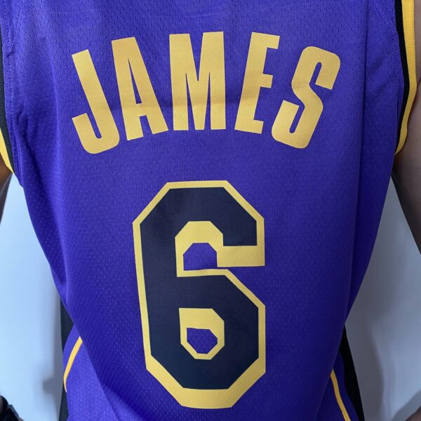 Camiseta Regata Basquete NBA Swingman Los Angeles Lakers LeBron James 6 Statement Edition Roxa 2023 Jordan - Imagem 10