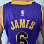 Camiseta Regata Basquete NBA Swingman Los Angeles Lakers LeBron James 6 Statement Edition Roxa 2023 Jordan - Imagem 11