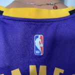 Camiseta Regata Basquete NBA Swingman Los Angeles Lakers LeBron James 6 Statement Edition Roxa 2023 Jordan - Imagem 12