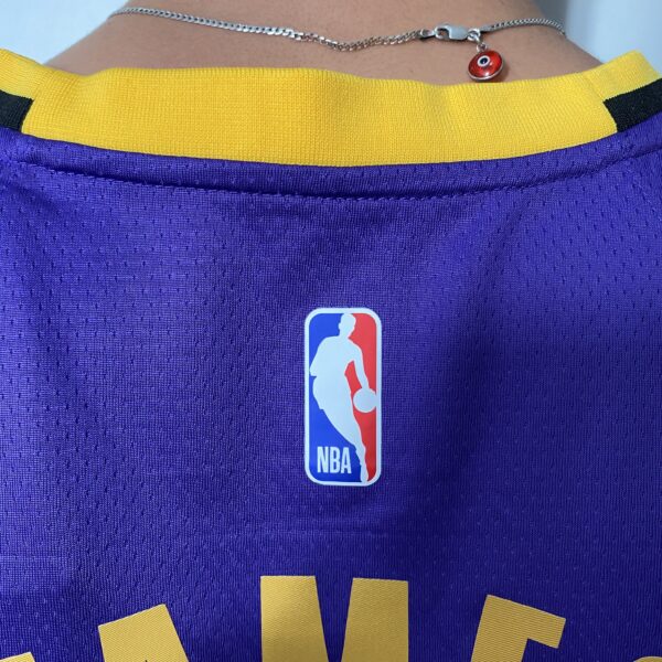 Camiseta Regata Basquete NBA Swingman Los Angeles Lakers LeBron James 6 Statement Edition Roxa 2023 Jordan - Imagem 12