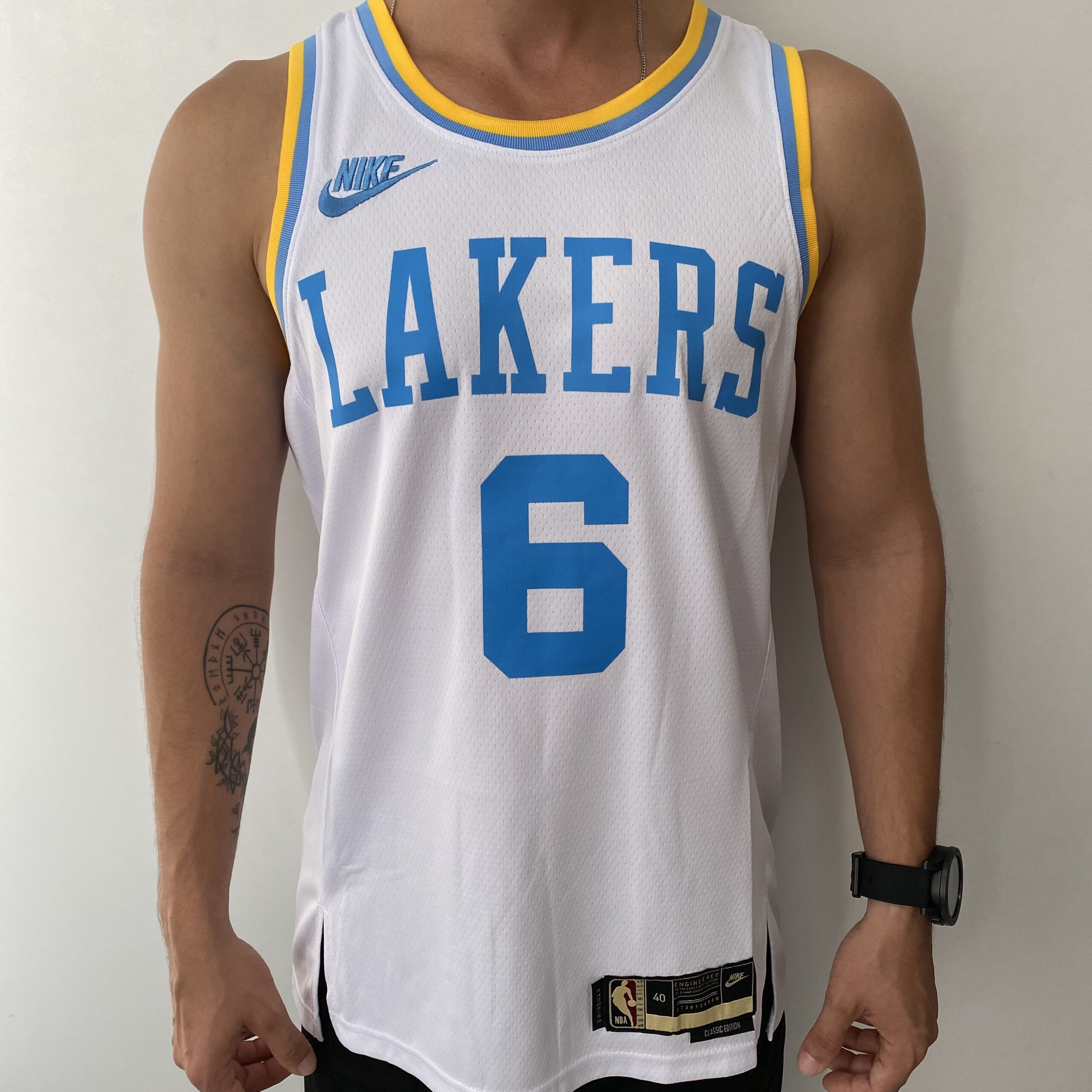 2023-06-21 15.54 Camiseta Regata Basquete NBA Los Angeles Lakers LeBron James 6 Classic Edition Branca 2023 Nike - Imagem 1