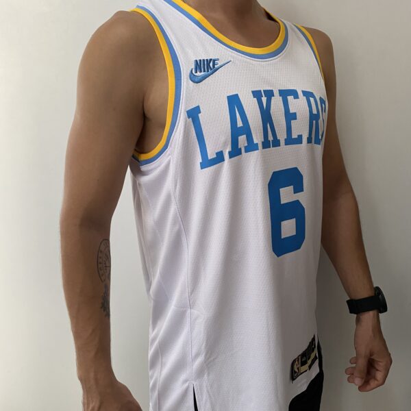 Camiseta Regata Basquete NBA Los Angeles Lakers LeBron James 6 Classic Edition Branca 2023 Nike - Imagem 13