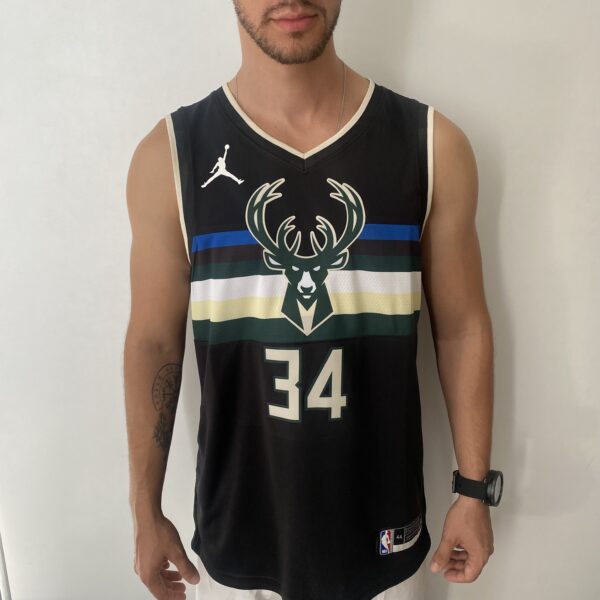 Camiseta Regata Basquete NBA Milwaukee Bucks Giannis Antetokounmpo 34 - Statement Edition Preta 2019 - Jordan - Imagem 2