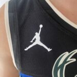 Camiseta Regata Basquete NBA Milwaukee Bucks Giannis Antetokounmpo 34 - Statement Edition Preta 2019 - Jordan - Imagem 5