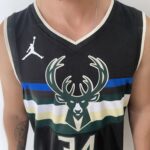 Camiseta Regata Basquete NBA Milwaukee Bucks Giannis Antetokounmpo 34 - Statement Edition Preta 2019 - Jordan - Imagem 6