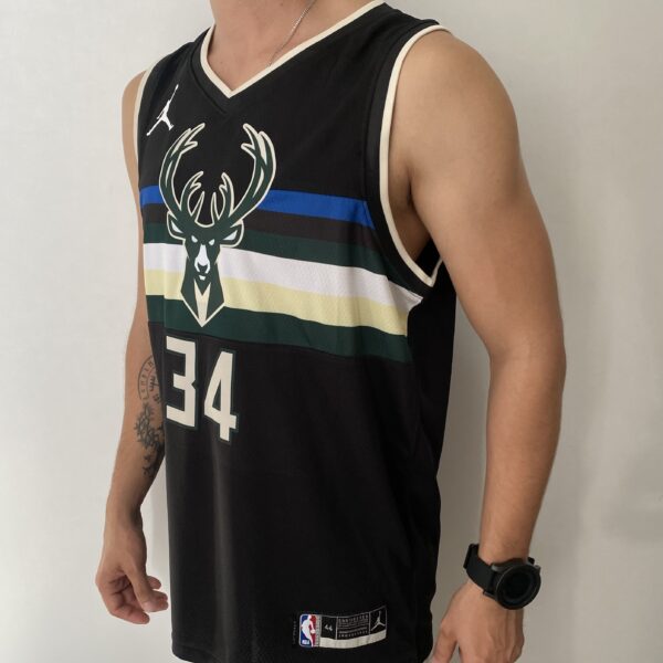 Camiseta Regata Basquete NBA Milwaukee Bucks Giannis Antetokounmpo 34 - Statement Edition Preta 2019 - Jordan - Imagem 8