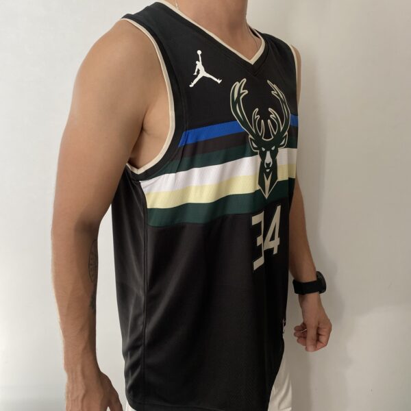 Camiseta Regata Basquete NBA Milwaukee Bucks Giannis Antetokounmpo 34 - Statement Edition Preta 2019 - Jordan - Imagem 9