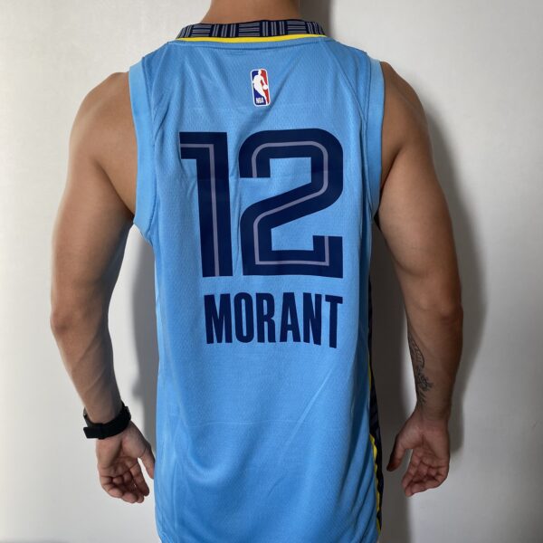 Camiseta Regata Basquete NBA Swingman Memphis Grizzlies Ja Morant 12 Statement Edition Azul 2023 Jordan - Imagem 16